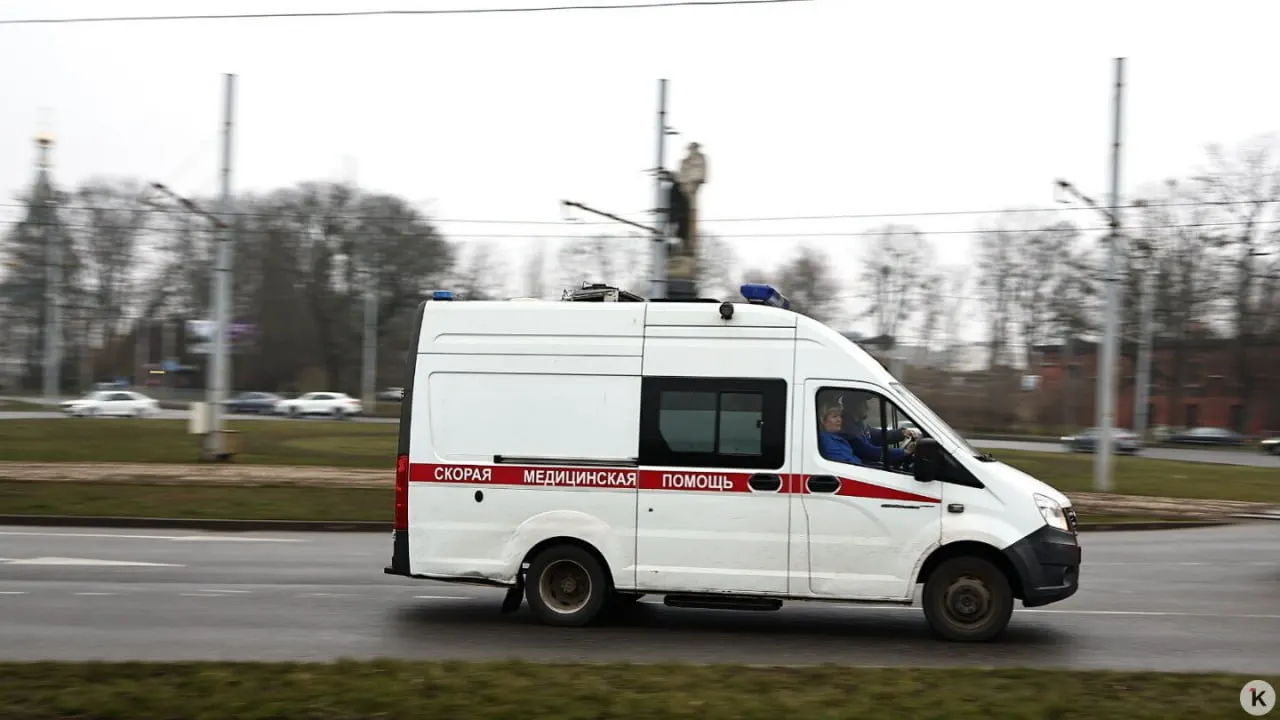 На улице Денисова легковая машина перегородила дорогу служебному автомобилю скорой помощи, направлявшемуся к вызову. Свидетель сообщил об инциденте, позже юрист объяснил возможные последствия.