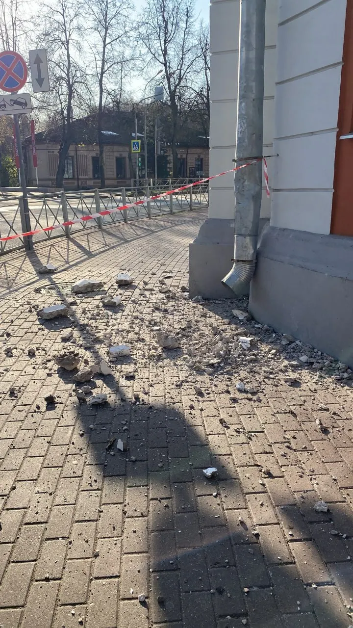 Часть фасада жилого дома на улице Газон обрушилась, обломки упали на тротуар. Пострадавших нет. Горожане требуют оперативных мер по благоустройству и ремонту города.