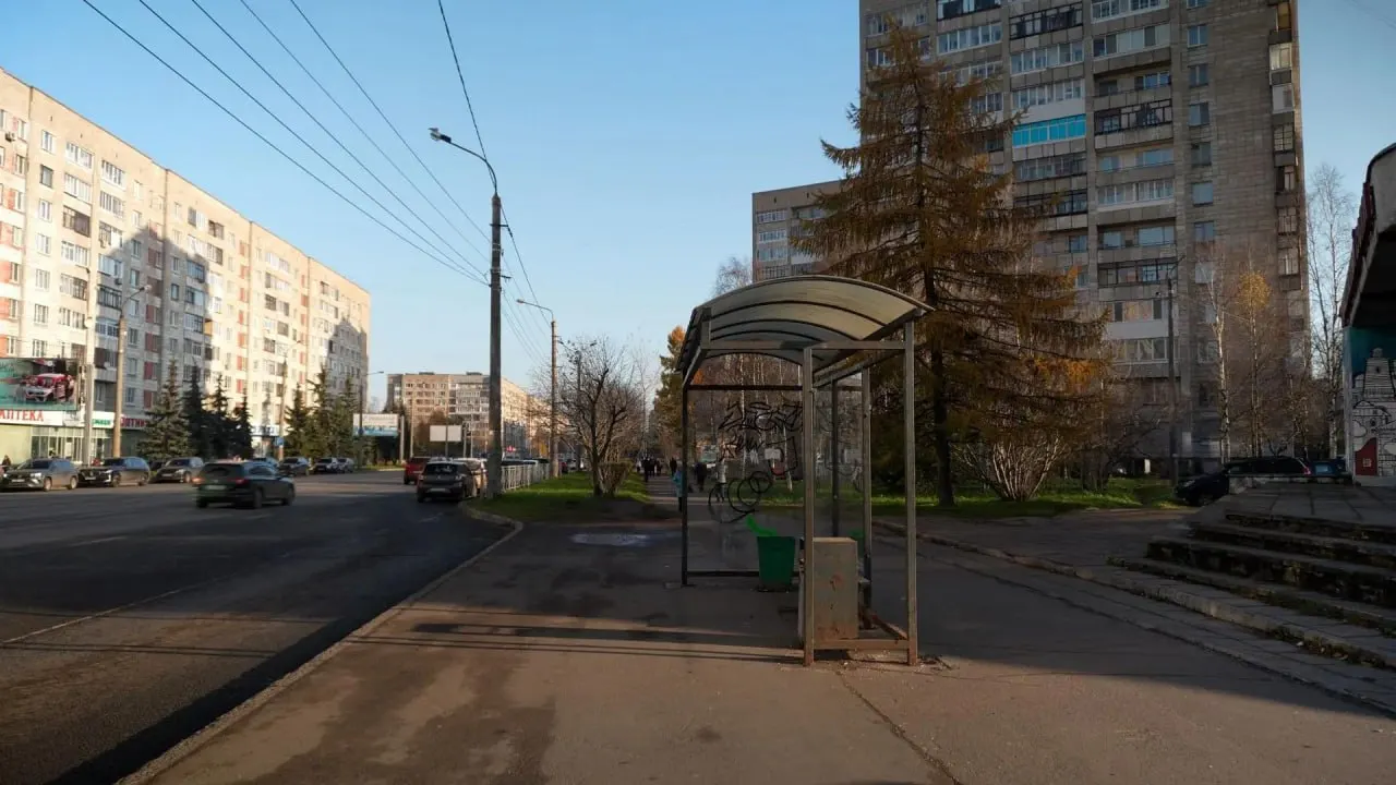 Правоохранители расследуют четыре эпизода вандализма на автобусных остановках: двое подозреваемых установлены, по каждому эпизоду возбуждены уголовные дела.