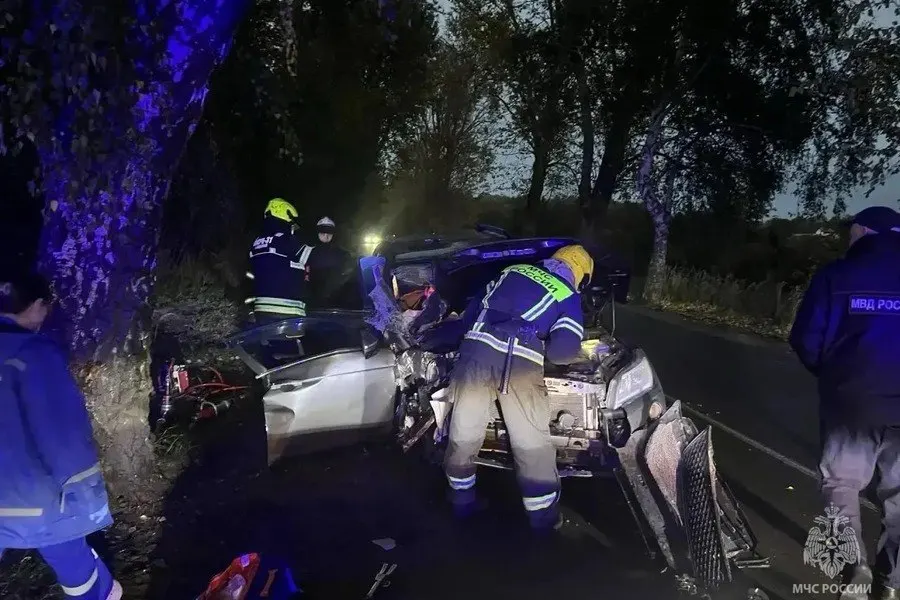 В Светлом произошло дорожно-транспортное происшествие: пострадали три человека, среди них несовершеннолетний. Спасатели деблокировали пострадавшего и передали его медикам; причины аварии устанавливаются.