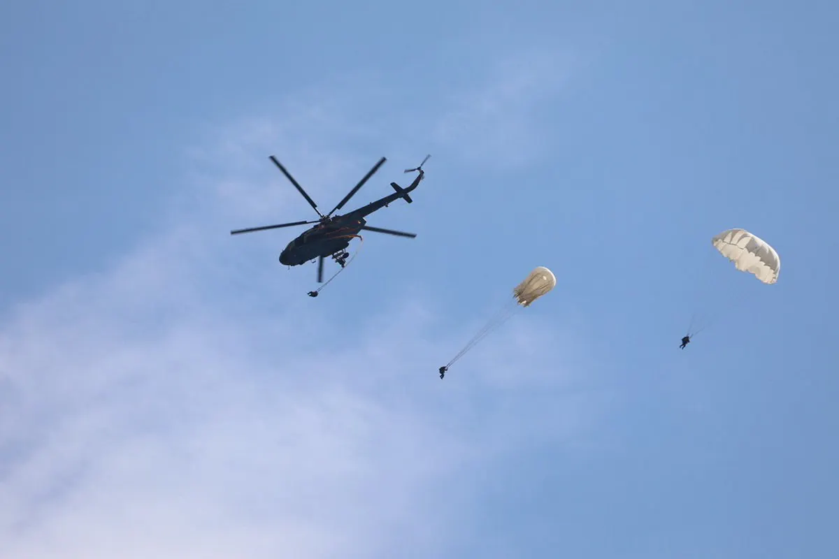 В Калининградской области военные парашютисты Балтийского флота провели тренировочные прыжки, отрабатывая техники эвакуации и приземления.