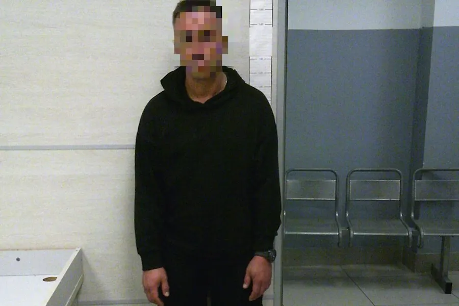 Транспортная полиция возбудила два дела об административных правонарушениях в отношении пассажиров рейса Москва — Калининград; 66-летний москвич и 39-летний житель Оренбургской области нарушили общественный порядок, в том числе применяя грубую нецензурную лексику в адрес экипажа.