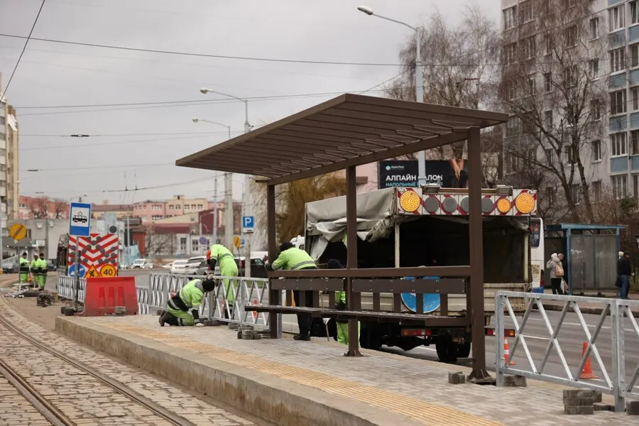Замминистра дорожного хозяйства и транспорта Челябинской области обсудил требования к трамвайным павильонам и предложил варианты дизайна для калининградских платформ, подчеркнув важность ширины и крыши.