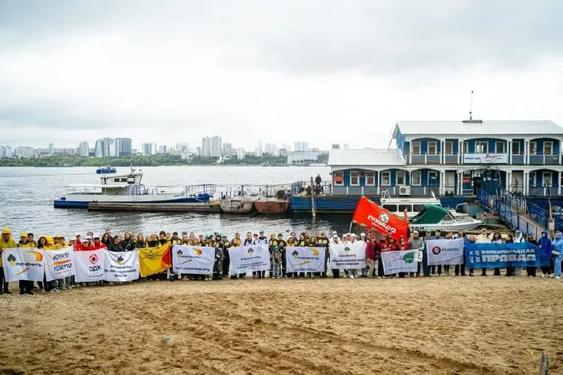 Осенняя уборка на острове привлекла около 130 участников; за день собрали и вывезли примерно 12 кубометров отходов, включая покрышки и бытовой мусор.
