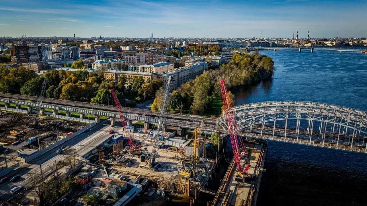 Строительство временного и постоянного разводного моста через Неву началось в рамках ШМСД. Временный мост будет дорогой для тяжёлой техники и защитит будущие опоры от ледохода; на первом этапе реализуется развязка на Витебской, далее планируется разводной мост на Фаянсовой и Зольной улицах.