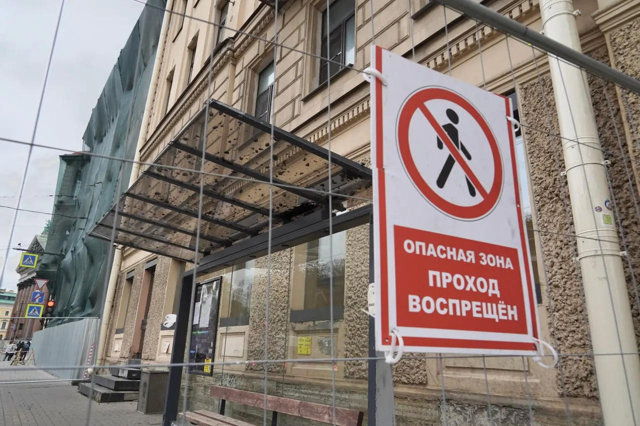 После пожара у особняка Миллера кафе планирует открытьcя к 12 октября, апартаменты — восстановление займет около полугода; владельцы ищут возмещение ущерба через суд.