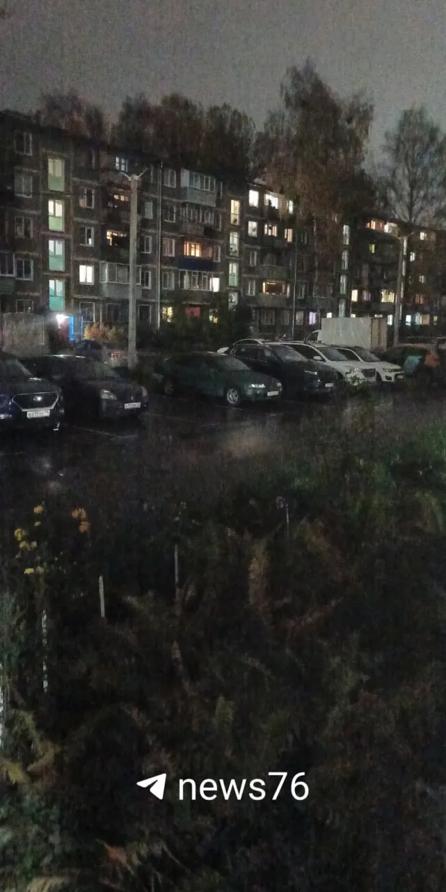 Жители города сообщают о темноте во дворах и на улицах: фонари нередко не горят или светят вниз, не освещая дороги.