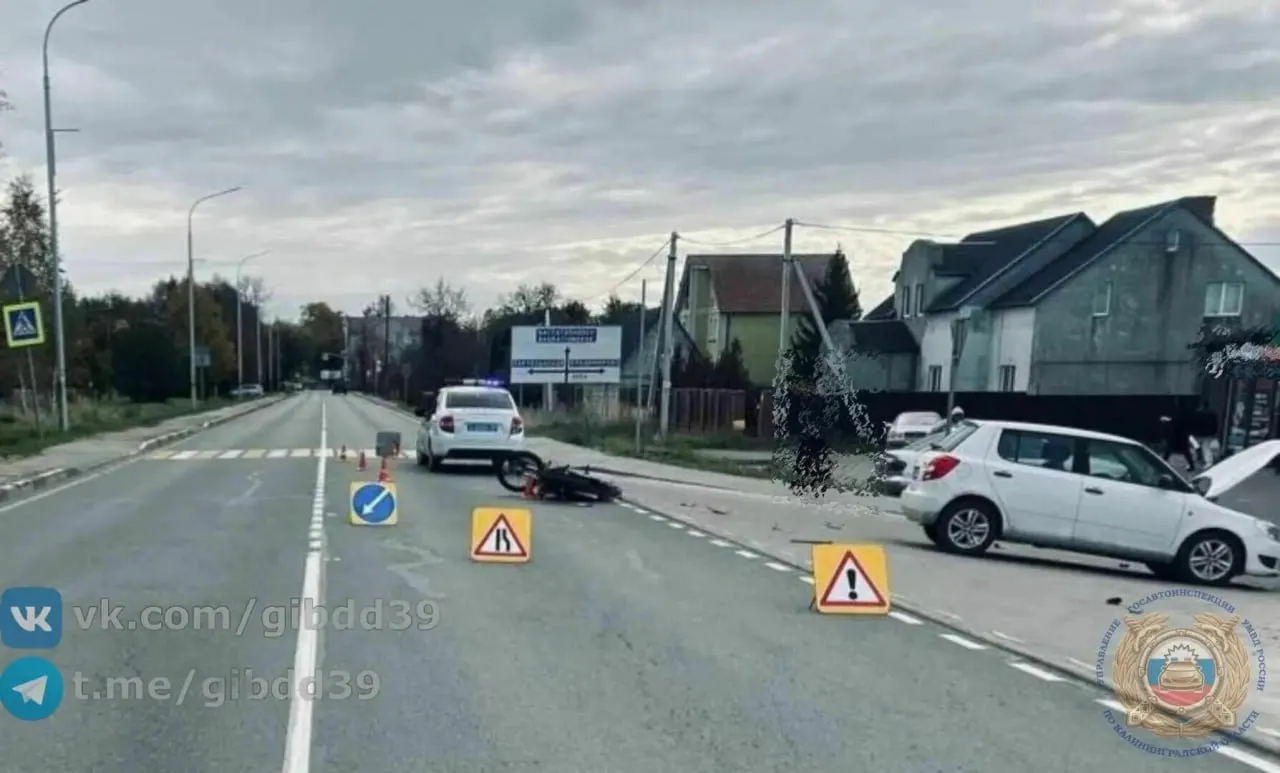 ДТП произошло около магазина «Пятёрочка»: мотоциклист без водительских прав врезался в автомобиль, пострадали руки и голова.