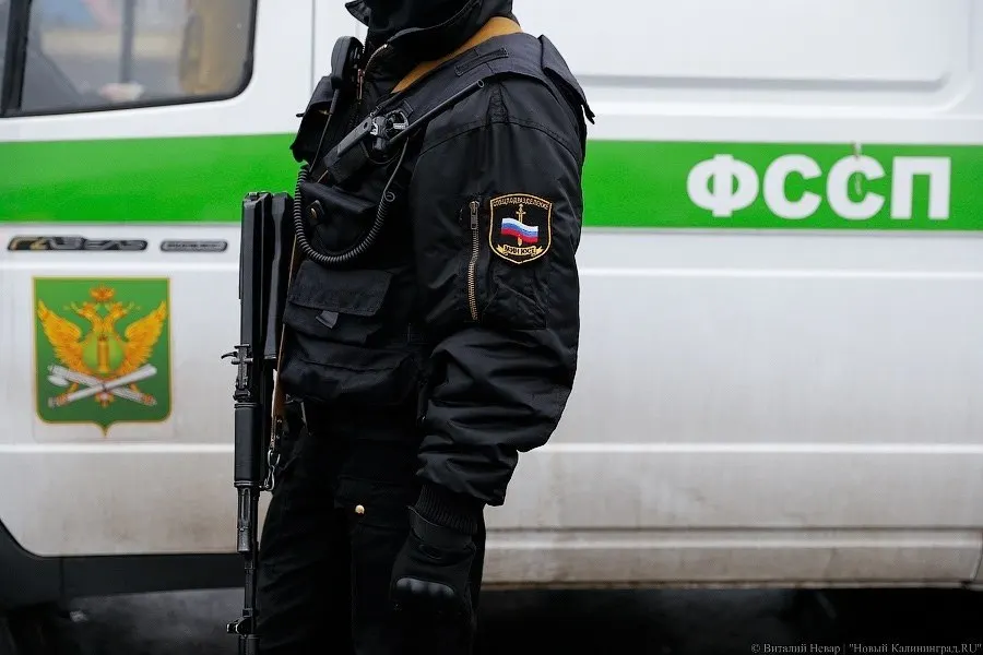 После ареста счетов и запрета на выезд мужчина полностью погасил долг в 5,2 млн рублей: часть выплатил на депозит, остальное — взыскателю; для снятия ограничений уплачено исполнение.