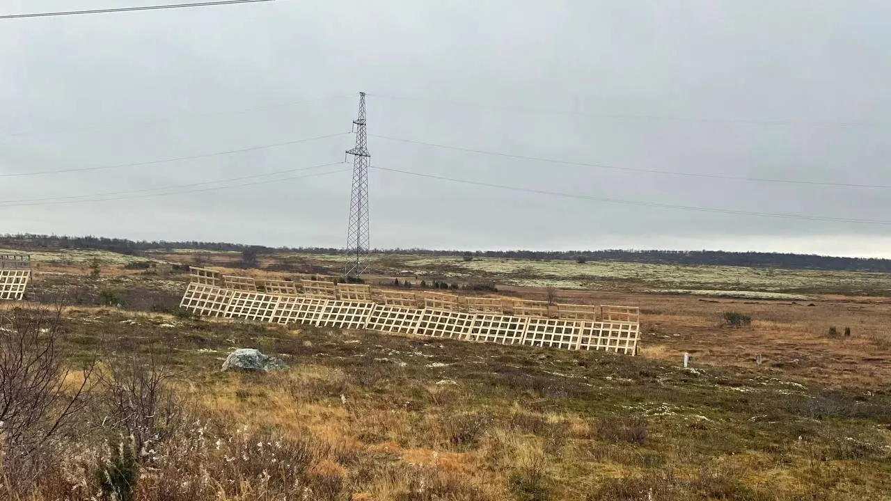 Щиты снегозадержания устанавливают на подъезде к Териберке в экспериментальном формате.
