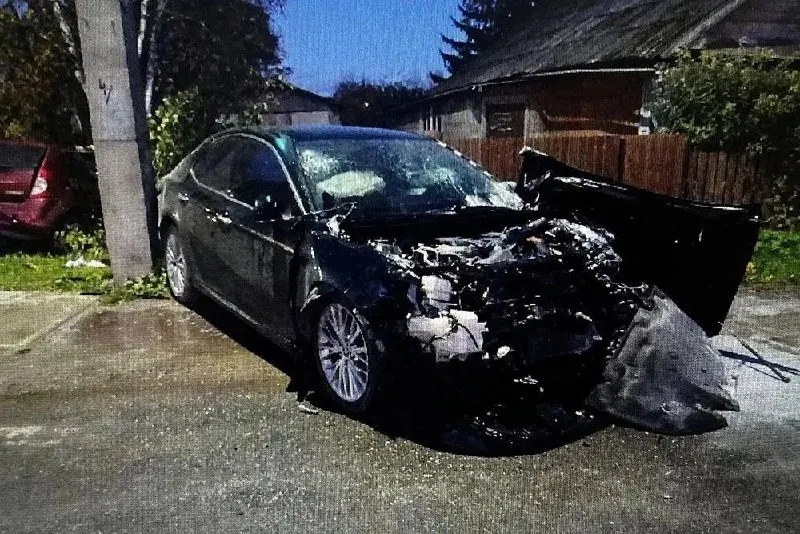 На перекрёстке Архангельской, Семенковской и Державина водитель Toyota Camry проехал на красный и столкнулся с Renault Sandero. Renault съехал в кювет, Toyota врезалась в световую опору. Женщина и её четырёхлетний ребёнок госпитализированы; обстоятельства выясняются.