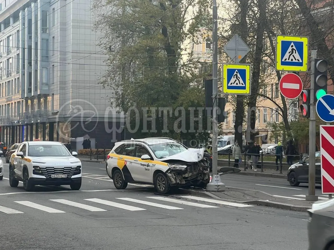 На перекрестке Малого проспекта и 10-й линии Васильевского острова произошло ДТП с участием такси; пострадал пассажир.