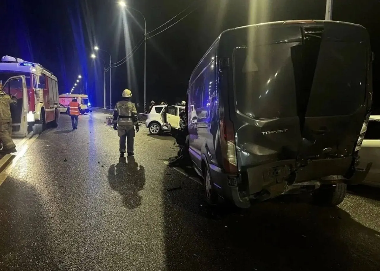 61-летний водитель Audi врезался в Ford Transit, фургон отбросило на встречную полосу, где он столкнулся с Nissan Note и Kia Rio. Погибла 45-летняя женщина-водитель Nissan. Еще три человека пострадали.
