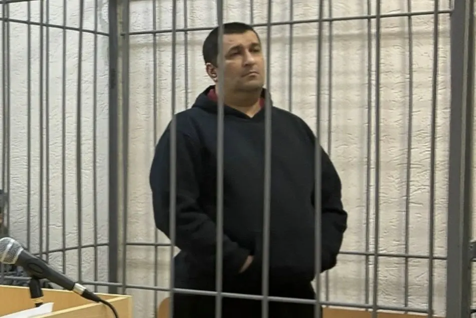 Бывший руководитель отдела уголовного розыска получил взятку свыше 90 тысяч рублей и 250 евро; суд отклонил попытку переквалифицировать дело на мошенничество.