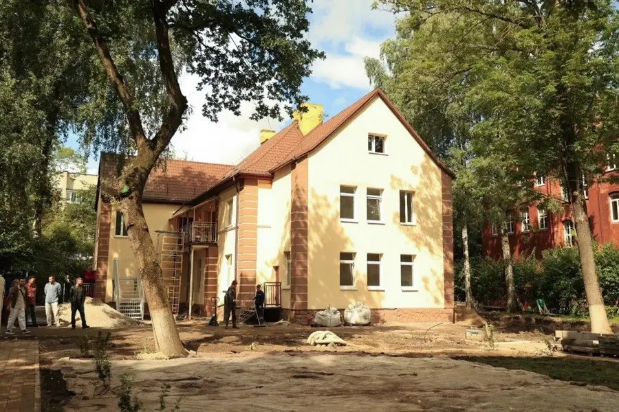 После капитального ремонта в здании бывшего детского сада №30 по адресу Леонова, 4 открыт Дом семьи с залами для занятий и программами для детей и взрослых.