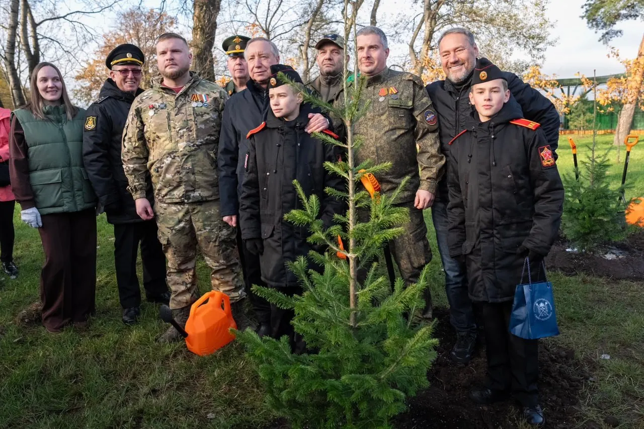 Более 200 тысяч горожан приняли участие, включая ветеранов и студентов. По итогам акции — уборка 82 территорий, покраска более 200 скамеек, высадка свыше 1000 деревьев и 4000 кустов.