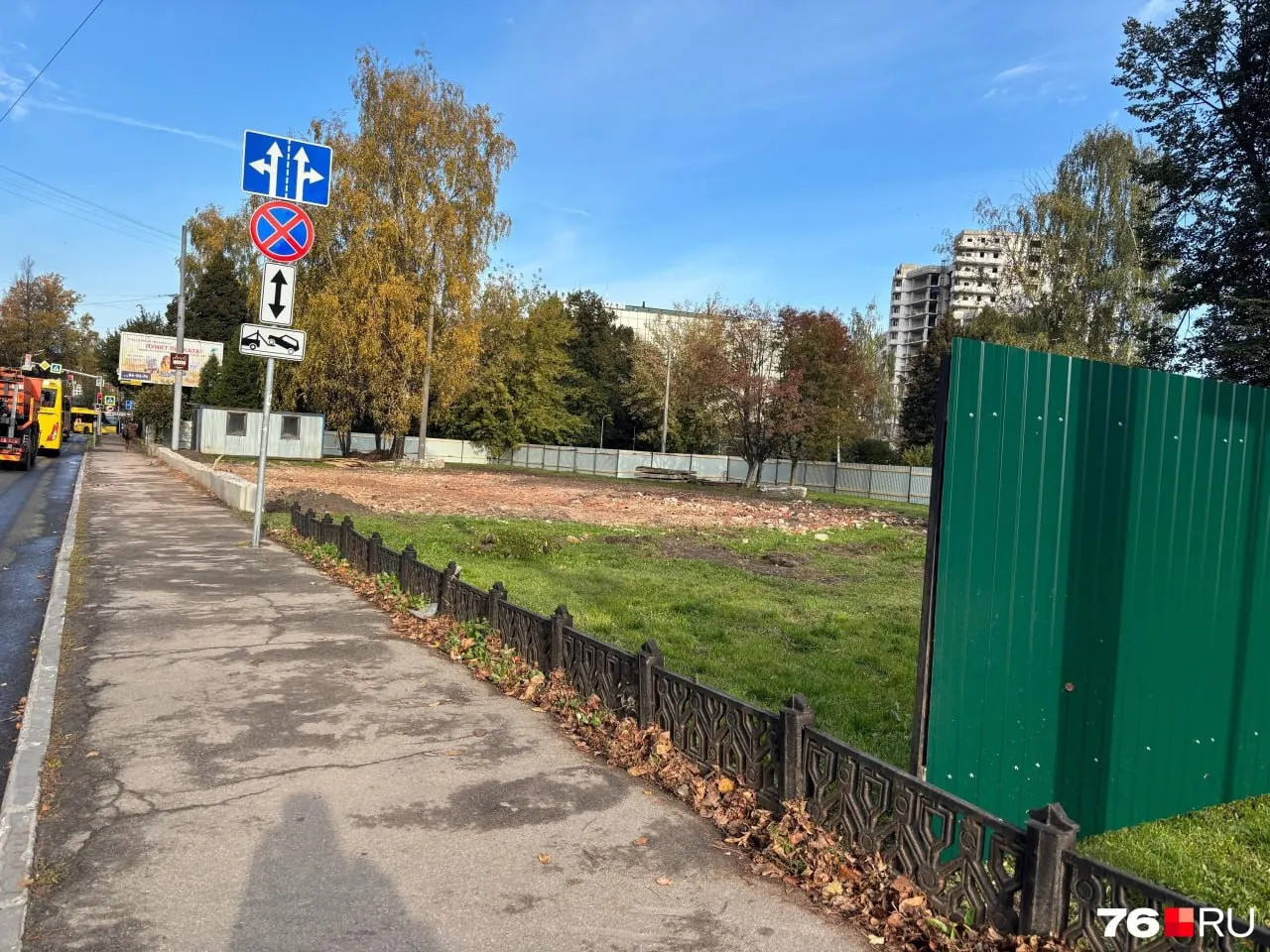Участок на Советской улице обнесли забором; на месте старого дома №50 планируется возведение семиэтажного делового центра с подземной стоянкой.