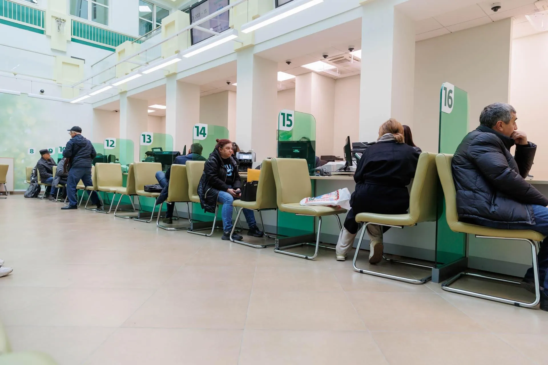 Экономический кризис в центре внимания: эксперты обсуждают возможности дефолта и последствия для населения.