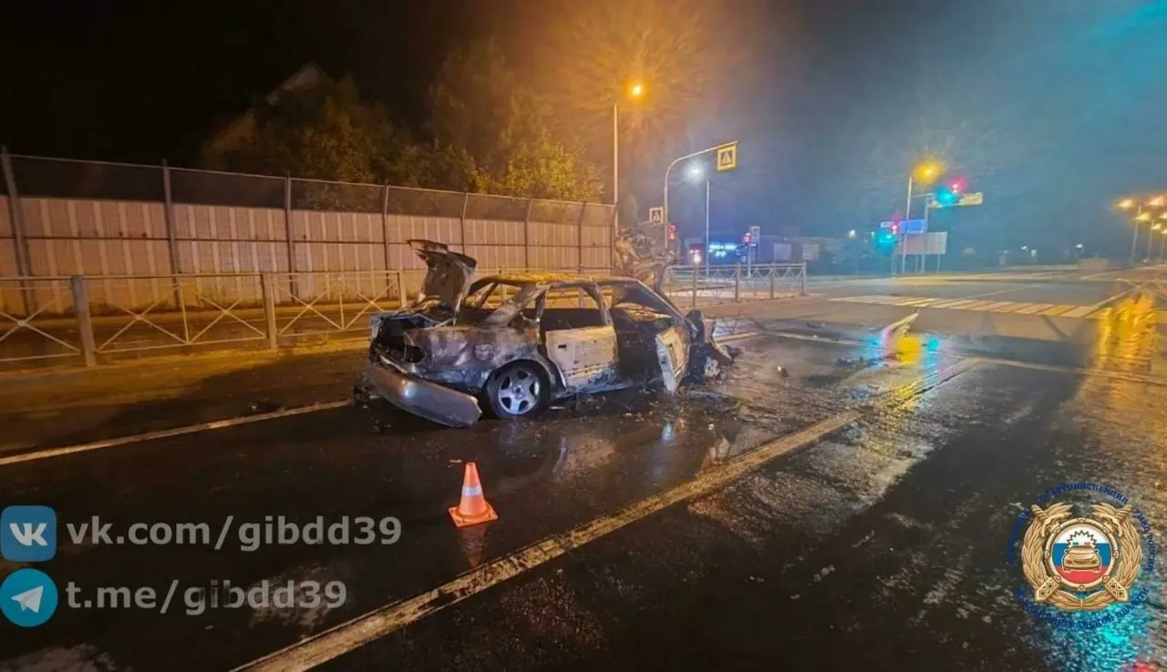 Дорожно-транспортное происшествие возле Зеленоградска: водителя извлекли из горящей машины, пострадала пассажирка автобуса; обстоятельства устанавливаются.