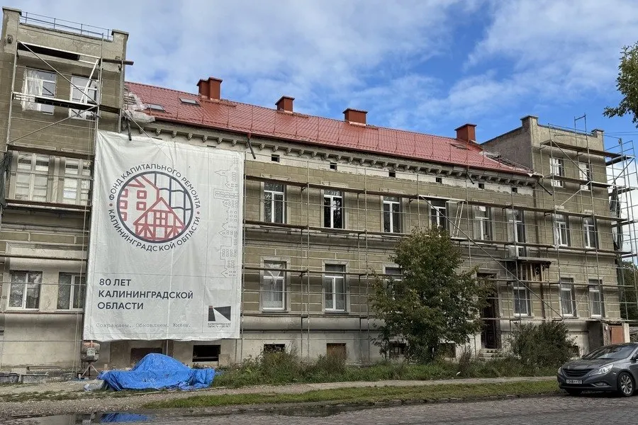 Исторический дом модерна восстанавливают: русты, модульоны и оконные обрамления возвращаются, крыша приводится к довоенному виду.