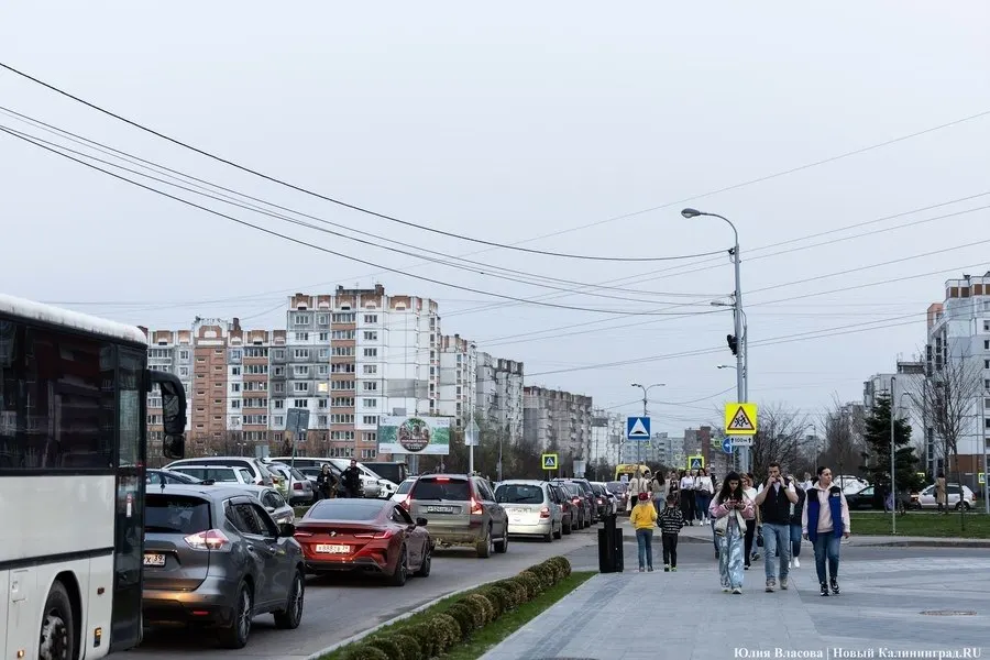 Пассажиры выгорают в переполненном транспорте на пути к работе; специалисты призывают увязывать развитие транспорта с жилищной политикой.