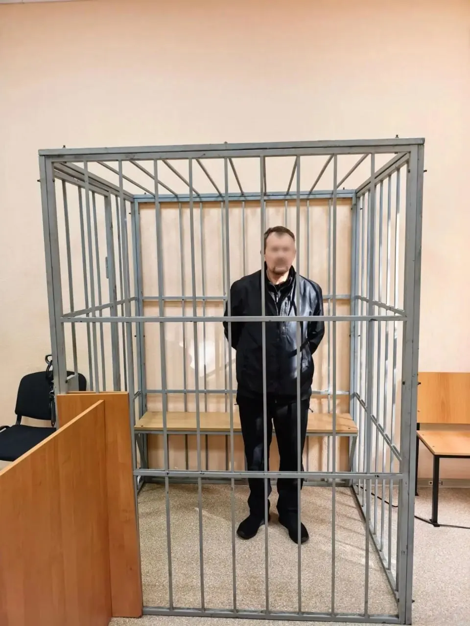 Мужчина пытался провезти через границу ЕАЭС составные части танка 1944 года выпуска; стоимость ценности оценивается в 1 171 000 рублей; он заключён под стражу; ему грозит до трёх лет лишения свободы.