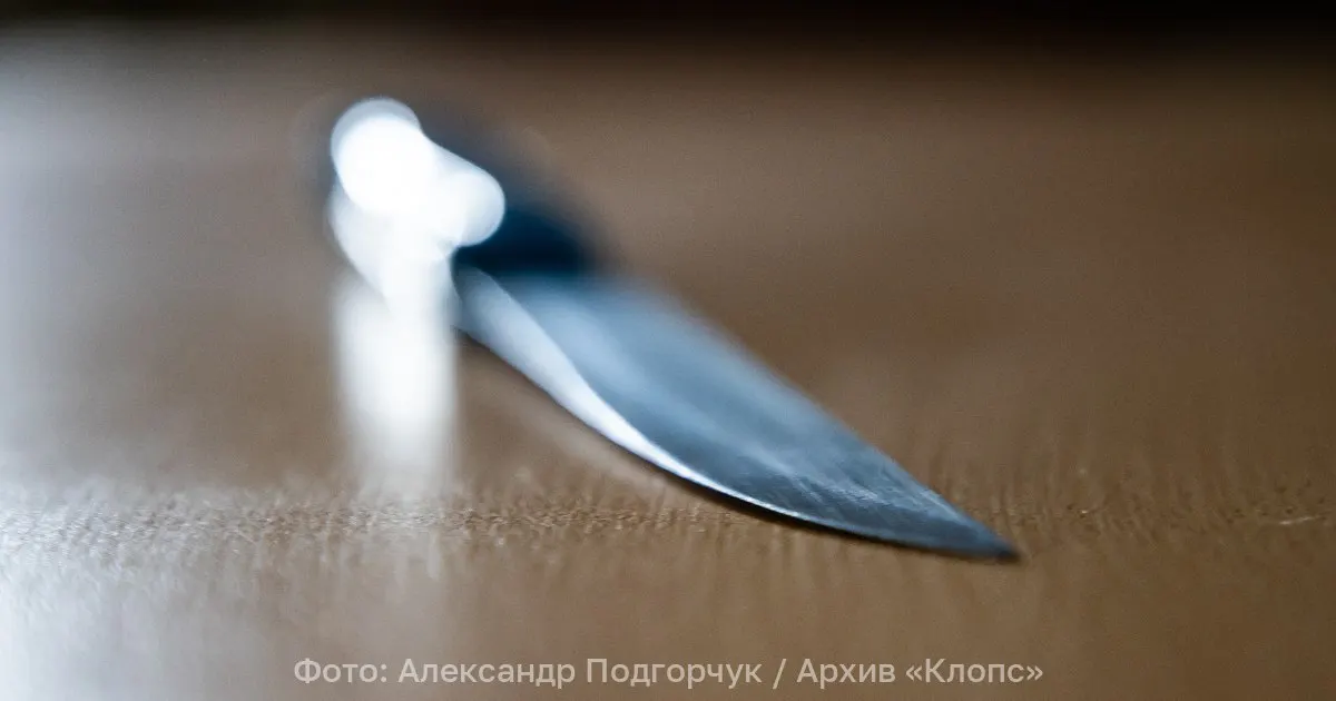 Сотрудники полиции Центрального района нашли раненого мужчину, оказали первую помощь и помогли доставить его в больницу; задержанный подозревается в причинении тяжкого вреда.