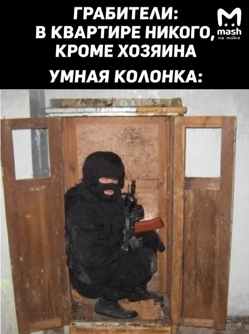 Жительница Санкт-Петербурга узнала о нападении на мужа через умную колонку, пока была в Ленинградской области; преступники похитили технику, полиция задержала подозреваемых.
