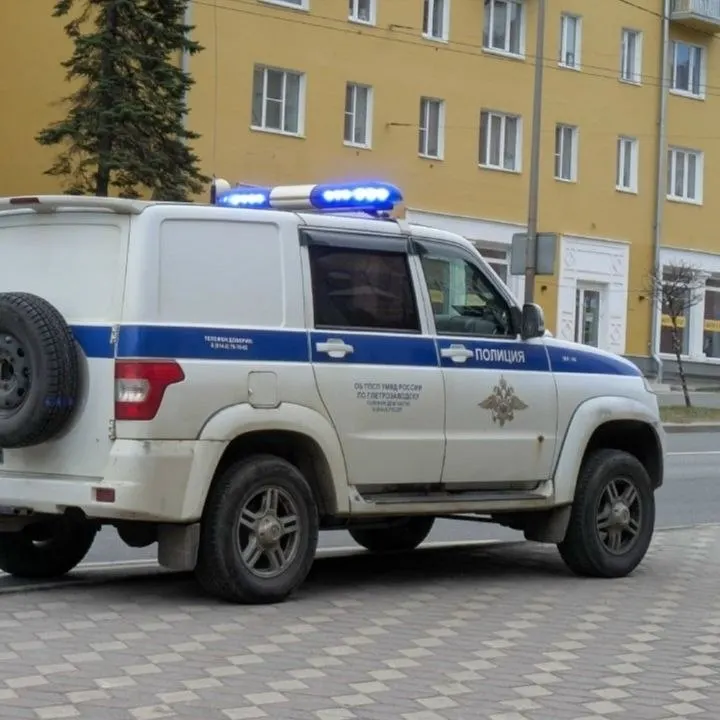Полицейские нашли у фигурантов синтетические наркотики и оборудование для фасовки; возбуждено уголовное дело о попытке сбыта в крупном размере.