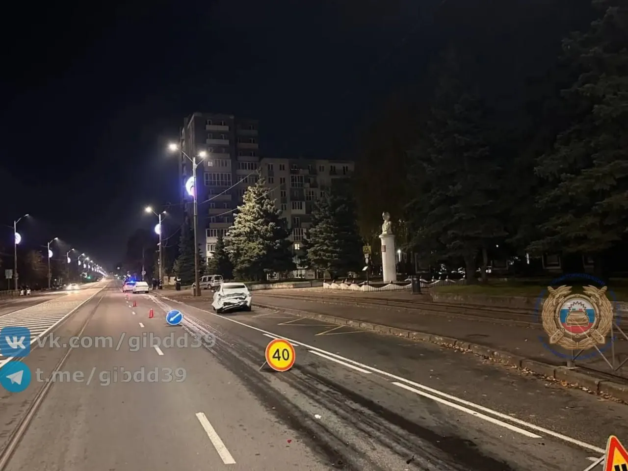 ДТП зафиксировано на улице Суворова. Водитель получил травмы; обстоятельства ДТП устанавливаются.