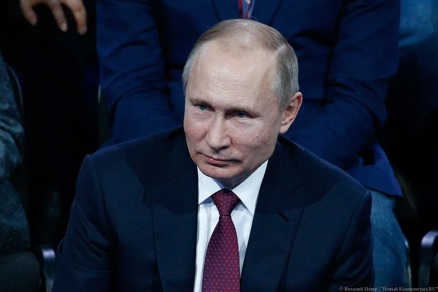 Президент России поручил внедрить общероссийскую систему независимой оценки качества и условий оказания услуг организациями социальной сферы гражданами через портал Госуслуги; доклад должен быть представлен до 1 февраля 2027 года.