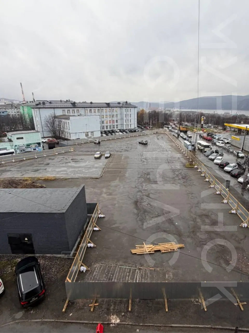 Участок в центре города огорожен, парковка исчезла, работы не начались из‑за проблем с проектом и разрешениями.