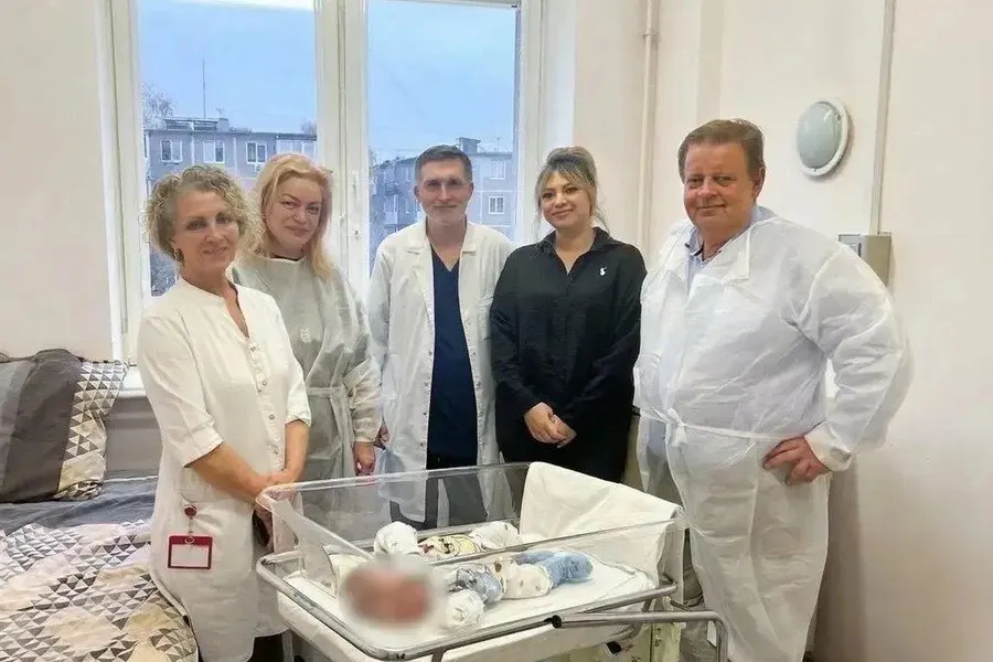 Несколько процедур внутриутробного переливания крови на 24-й неделе позволили сохранить беременность; мама и малыш выписаны под амбулаторное наблюдение.