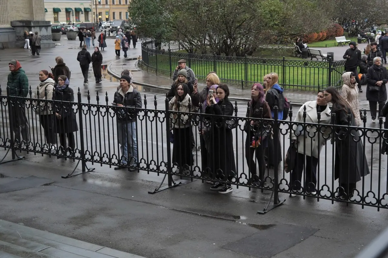 На митинге у Казанского собора звучали резкие высказывания о происходящем на Украине и прошлом, связанном с репрессиями; доступ к месту ограничен ограждениями.