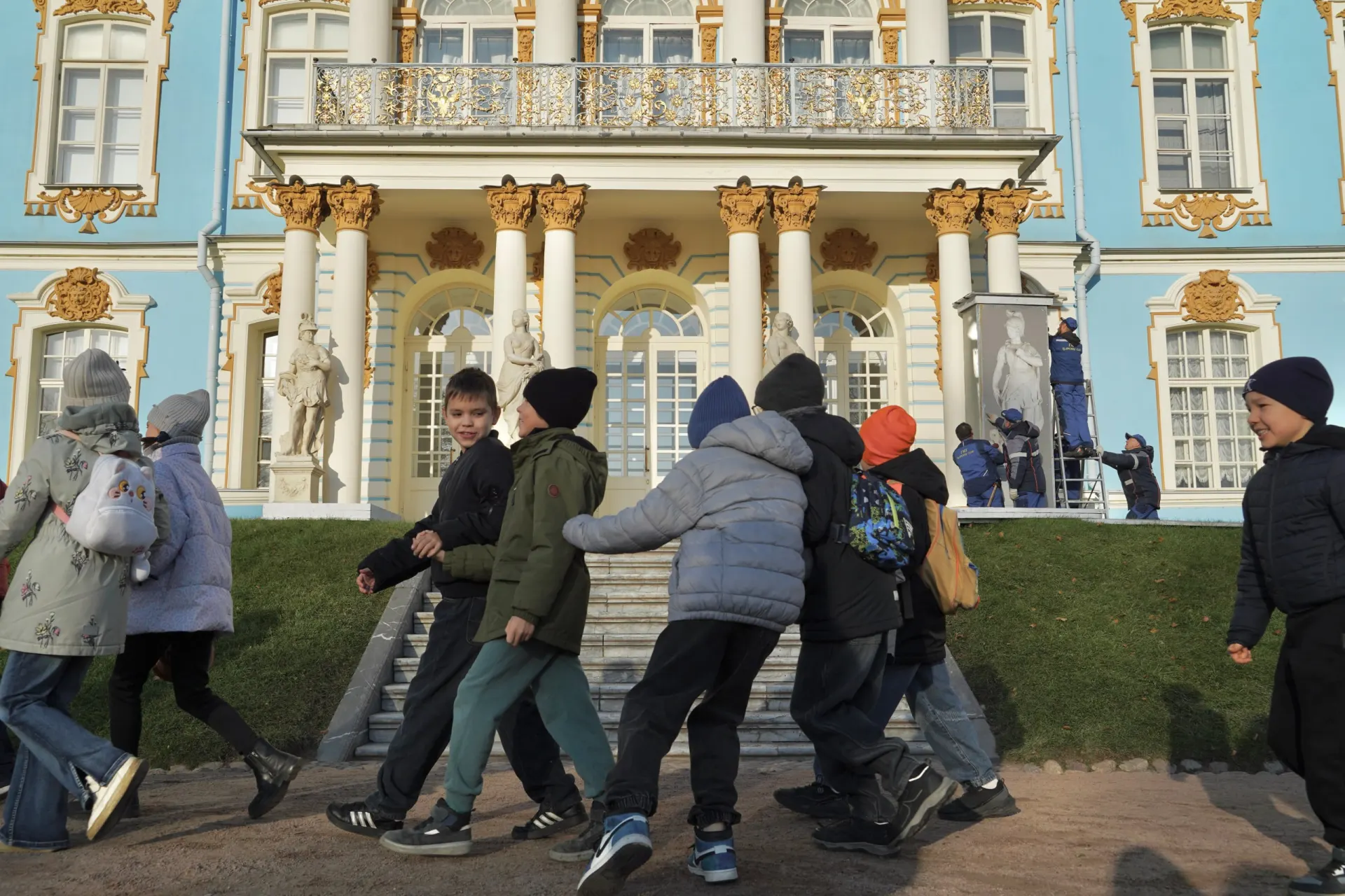 Скульптуры в музее-заповеднике укрывают на зиму, а вход в Екатерининский парк временно бесплатен до весны.