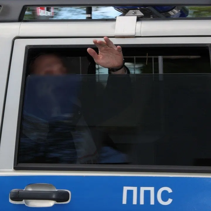 После нападения на супругу и восьмилетнего сына полиция задержала нападавшего, но позже отпустила его; расследование продолжается.