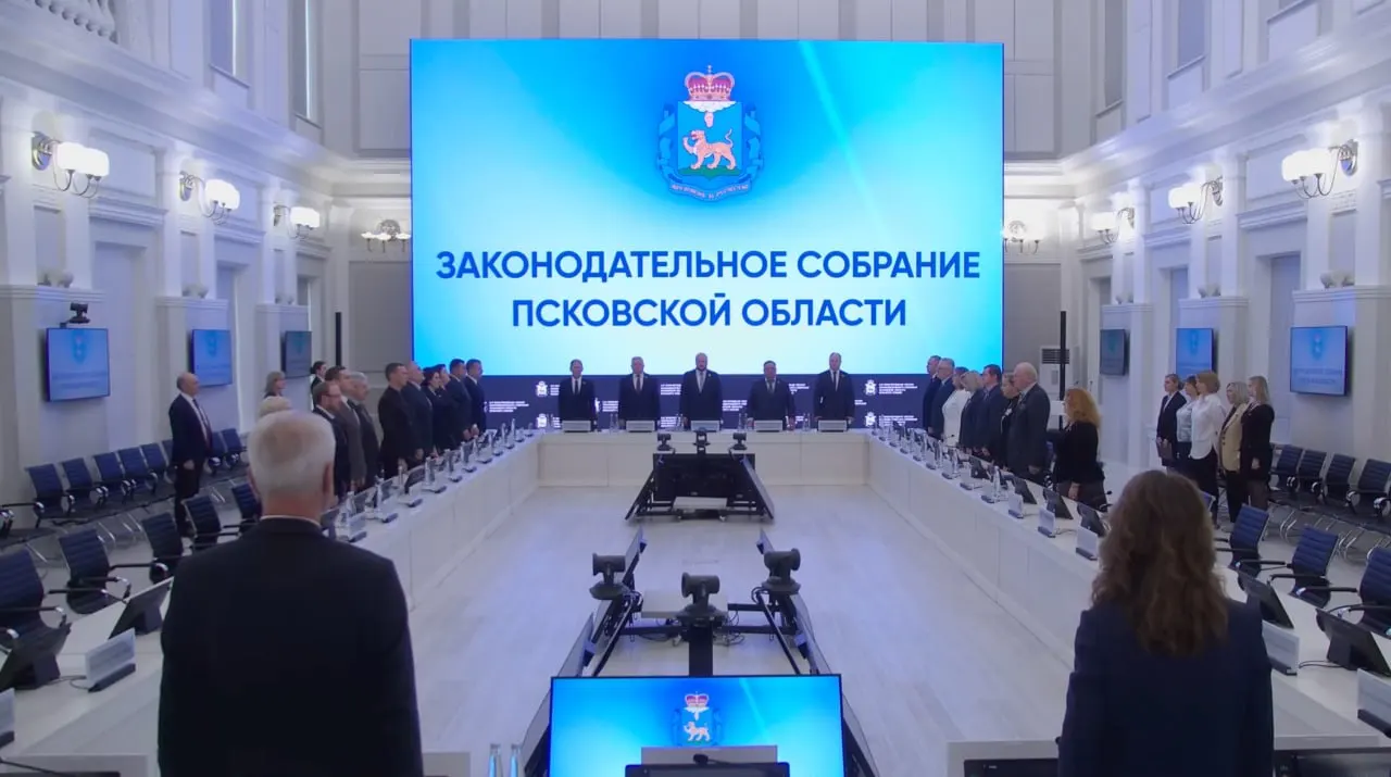 Депутаты региона приступили к вручению удостоверений после исполнения гимна.