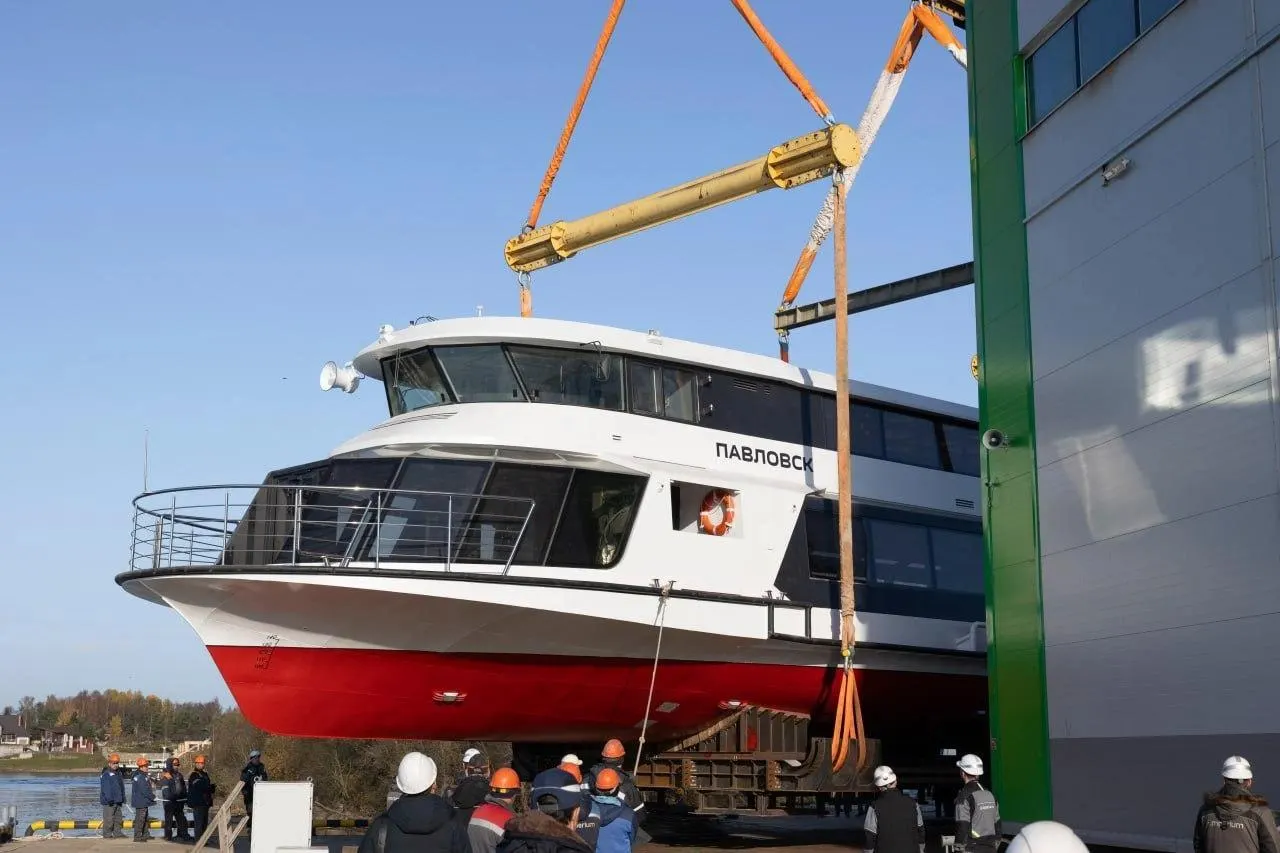 Электросуда Ecocruiser-M оснащены гибридной силовой установкой, которая снижает шум и оставляет нулевые выбросы при работающем электрическом режиме; вместимость до 140 пассажиров.