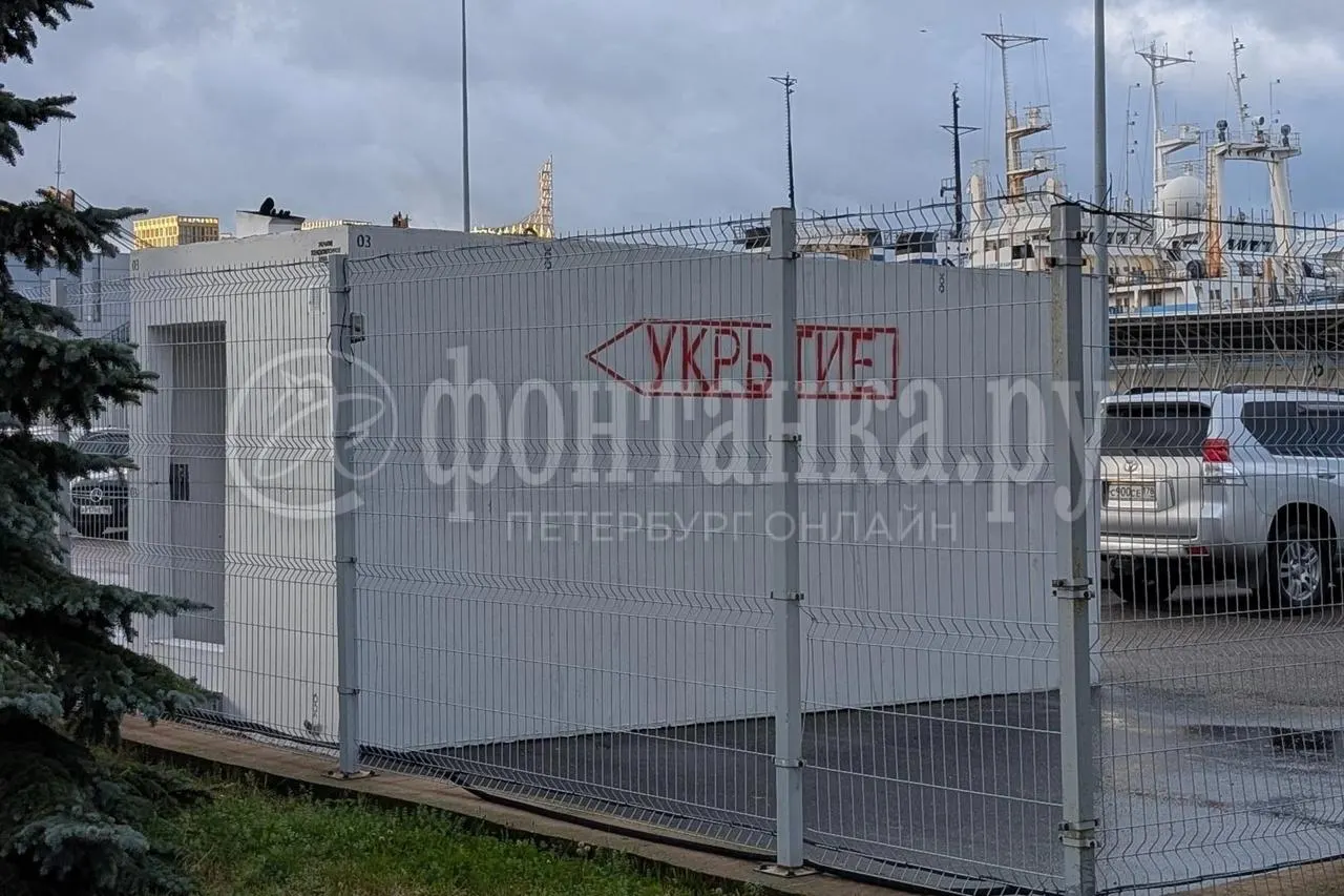 На Васильевском острове появились временные железобетонные укрытия на территории порта.