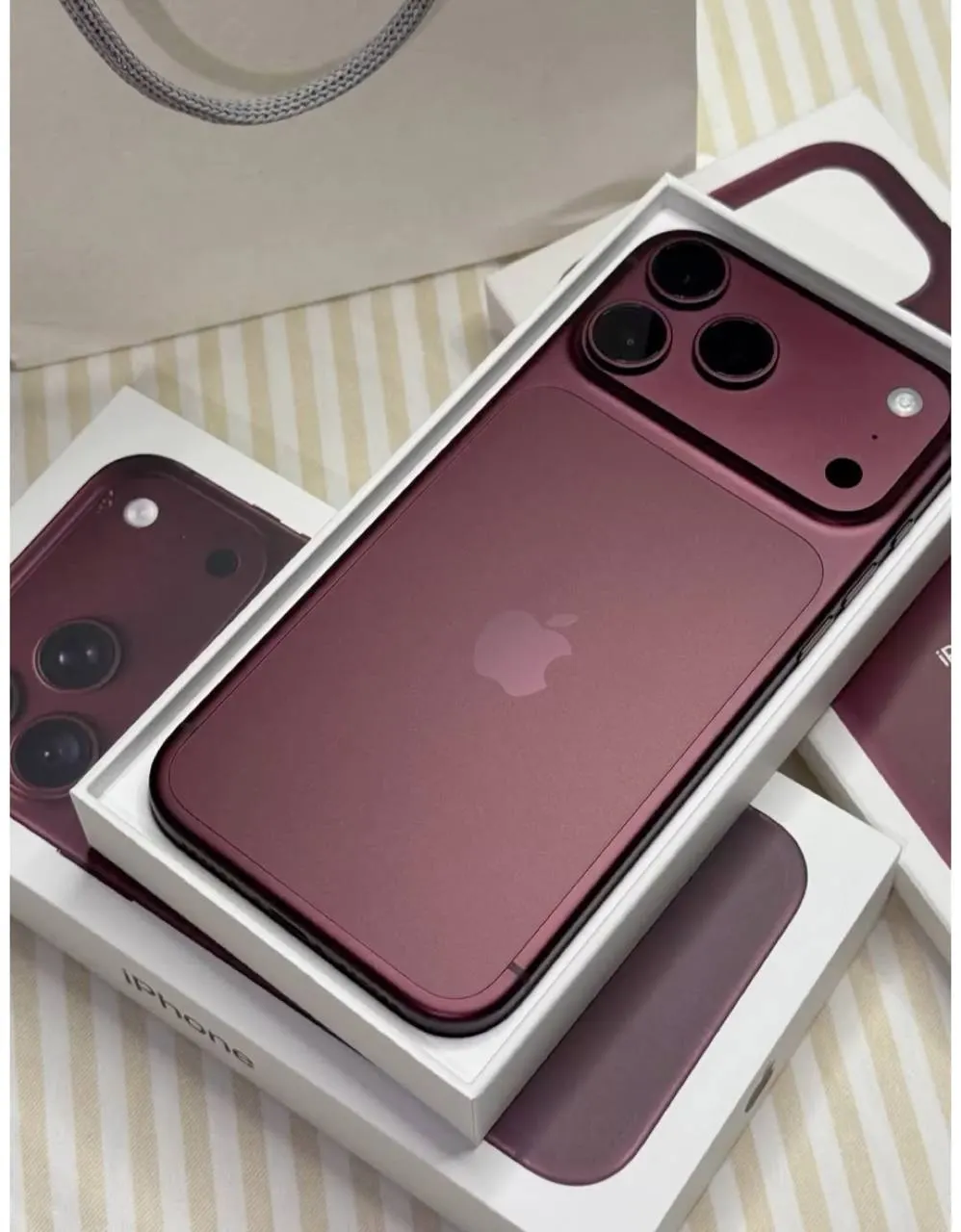 Злоумышленники потребовали у потерпевшего 1,5 млн рублей и iPhone, затем заставили подписать договоры купли‑продажи его автомобилей — Audi Q2 и BMW; общий ущерб оценивается в 12,3 млн рублей; двое подозреваемых задержаны.