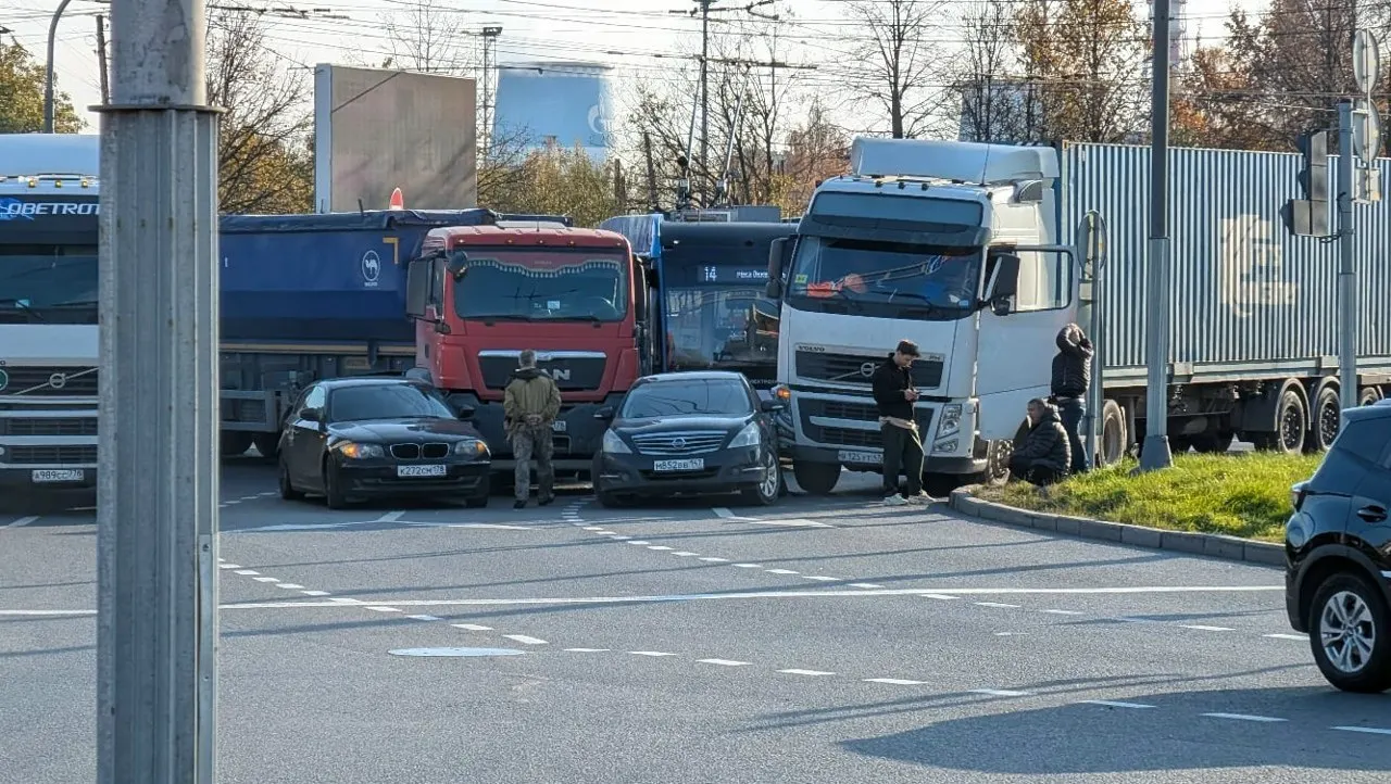 Из-за ДТП на перекрёстке автобусы стоят в направлении Дыбенко, движение по Мурманскому шоссе в Петербурге существенно затруднено.