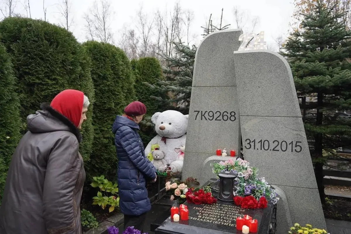 В Петербурге и регионе почтили память погибших в трагедии 2015 года; возложили цветы у мемориала «Сложенные крылья» на Серафимовском кладбище и прошли панихиду.