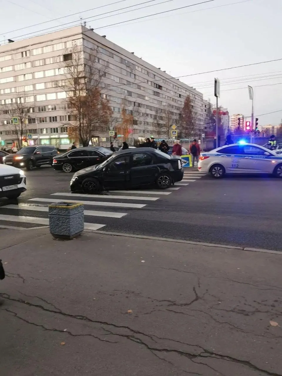 В аварии на проспекте Просвещения пострадали три человека. За рулём одной из машин был 90-летний водитель; происшествие вызвало пробку и повреждение дорожной инфраструктуры.