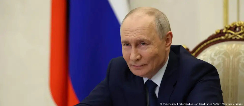 Во время телефонного разговора обсуждались вопросы безопасности Европы и роль истории в отношениях народов; беседа длилась около 90 минут.