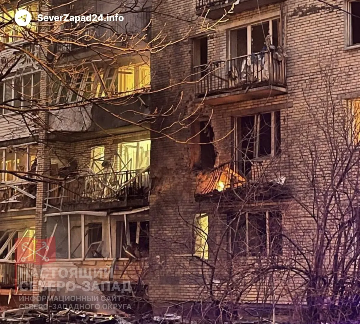 После массированной атаки БПЛА в городе погибли два человека; зафиксированы пожары в нескольких районах и пострадали люди.