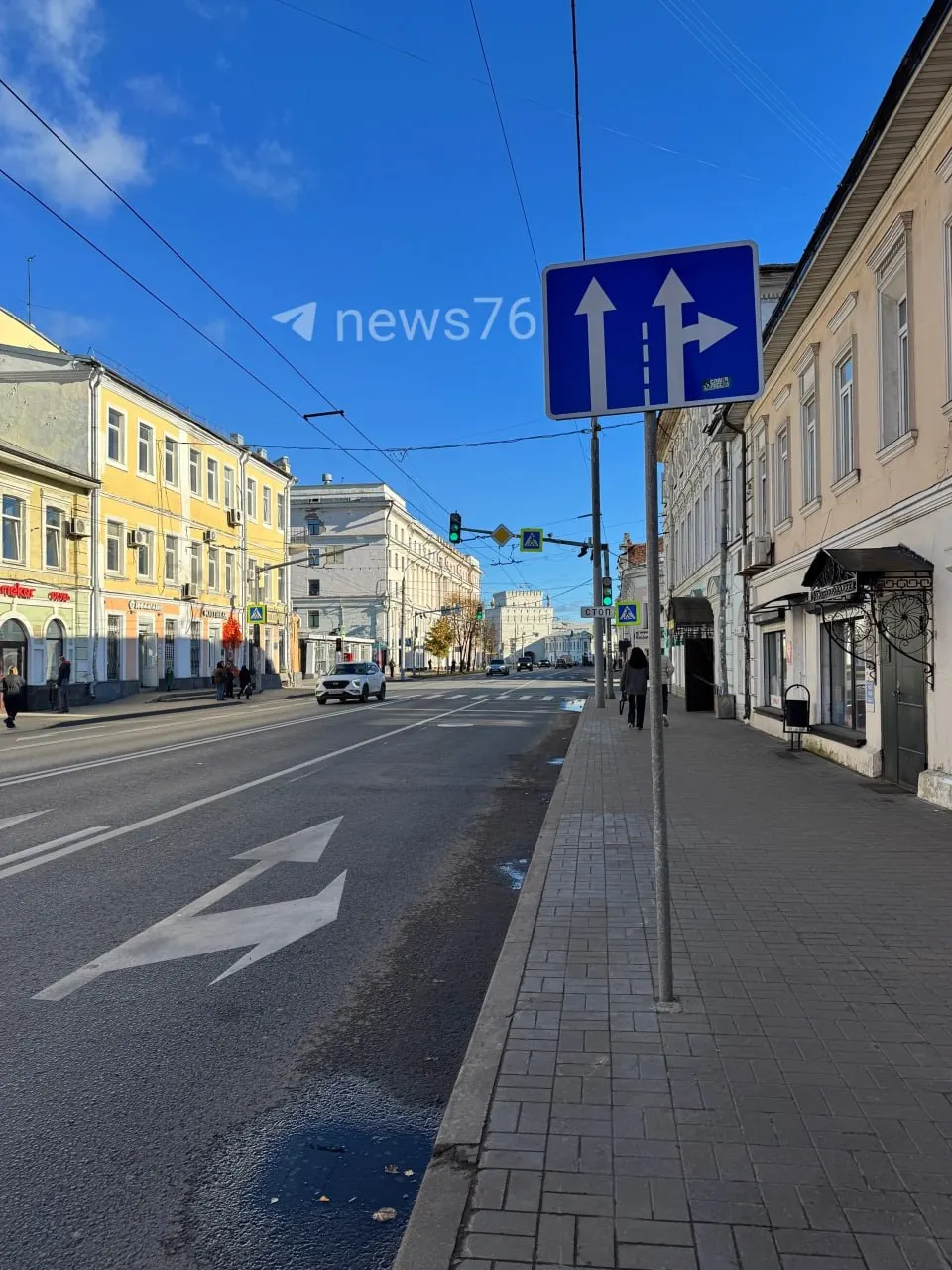 Жители Ярославля жалуются на изменение организации движения на перекрёстке улиц Свободы и Собинова: новый знак усложняет проезд к школе, к Республиканской и к мосту. В мэрии уверяют, что знак направлен на повышение пропускной способности перекрёстка и снижение конфликтов.