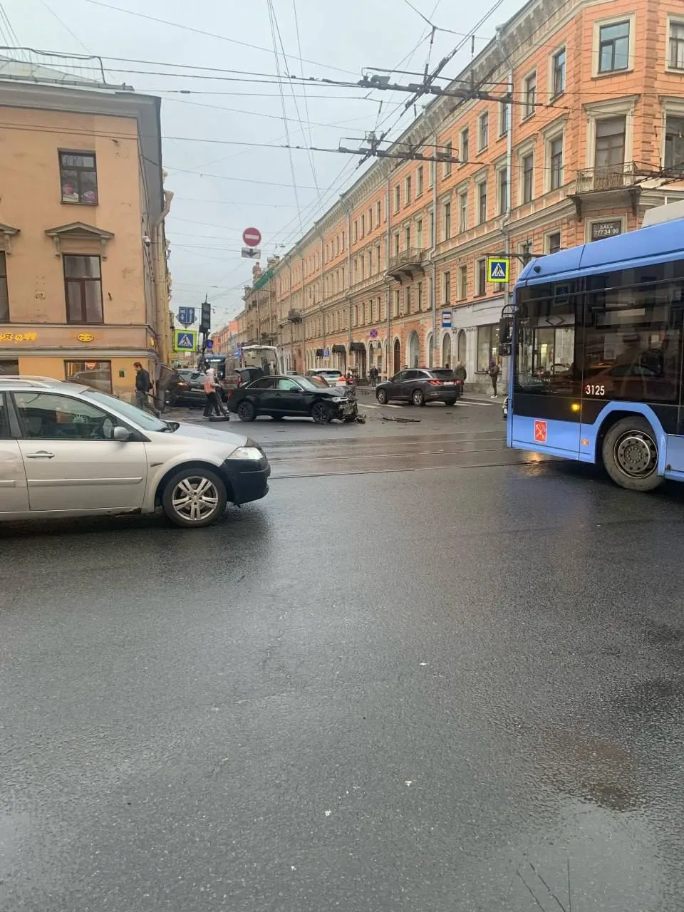 На пересечении Садовой и Гороховой произошла авария: автомобили вылетели на тротуар, возможны пострадавшие. Информация уточняется.
