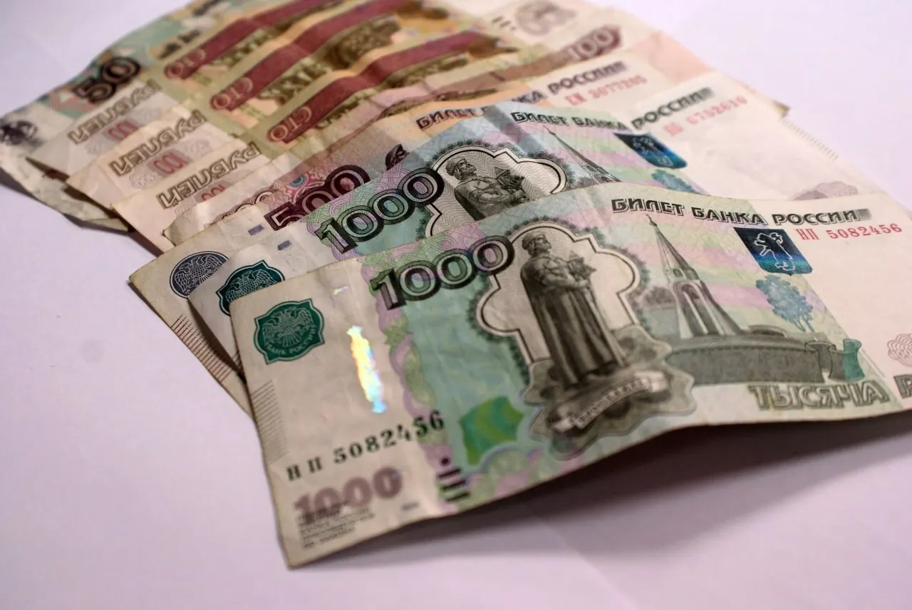 Согласно данным Калининградстата, реальная заработная плата в регионе в июле 2026 года снизилась на 3,5% по отношению к июню, годовой рост — 2,7%.