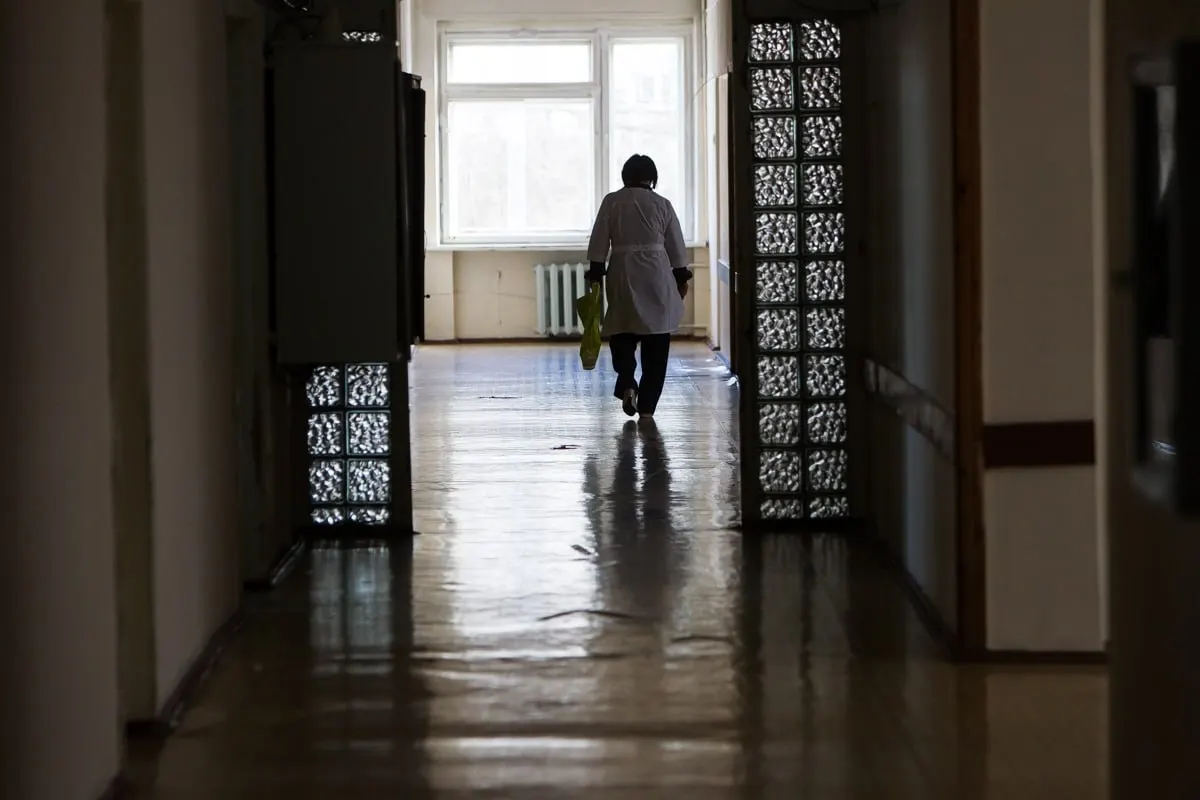 Две семьи рассказали о неприятных эпизодах в учреждении региона: семилетняя девочка с ДЦП ушла после приступа эпилепсии, а двенадцатилетний школьник получил удар от старшего мальчика. Подробности — далее.