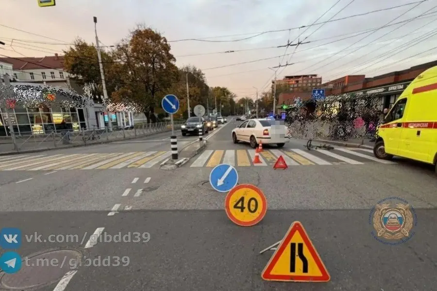 В Калининграде водитель автомобиля сбил 12-летнего велосипедиста на пешеходном переходе. Пострадавший получил телесные повреждения, проводится расследование.